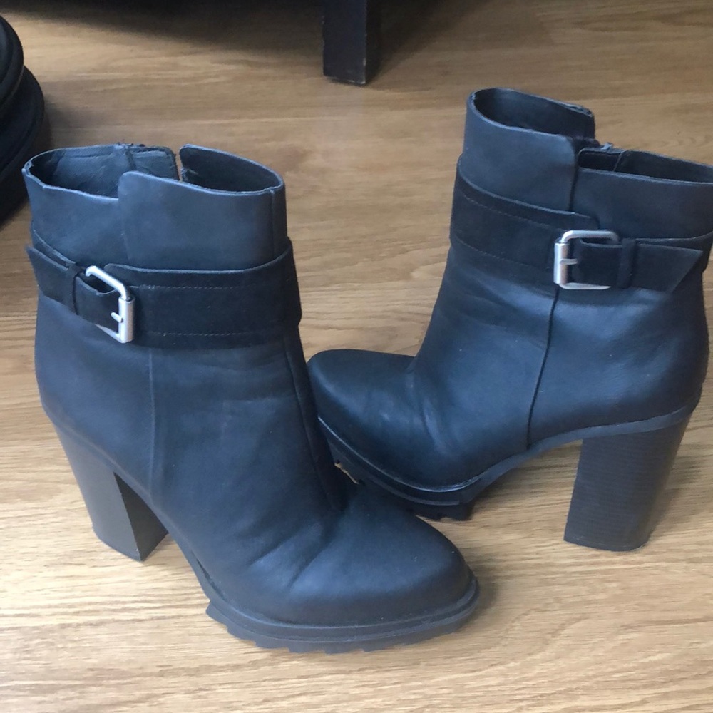 Gwen Stefani black boots. Sexy!